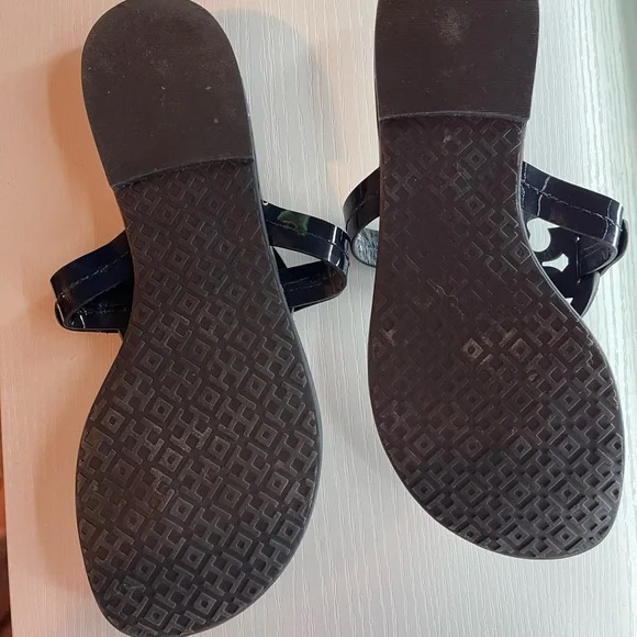 TORY BURCH MILLER MEDALLION PATENT LEATHER NAVY AND RED FLORAL SANDALS SIZE 5 - Picture 2 of 3